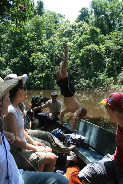 На руках по Ю. Америке Amazon jungle,Puerto Maldonada, Peru.